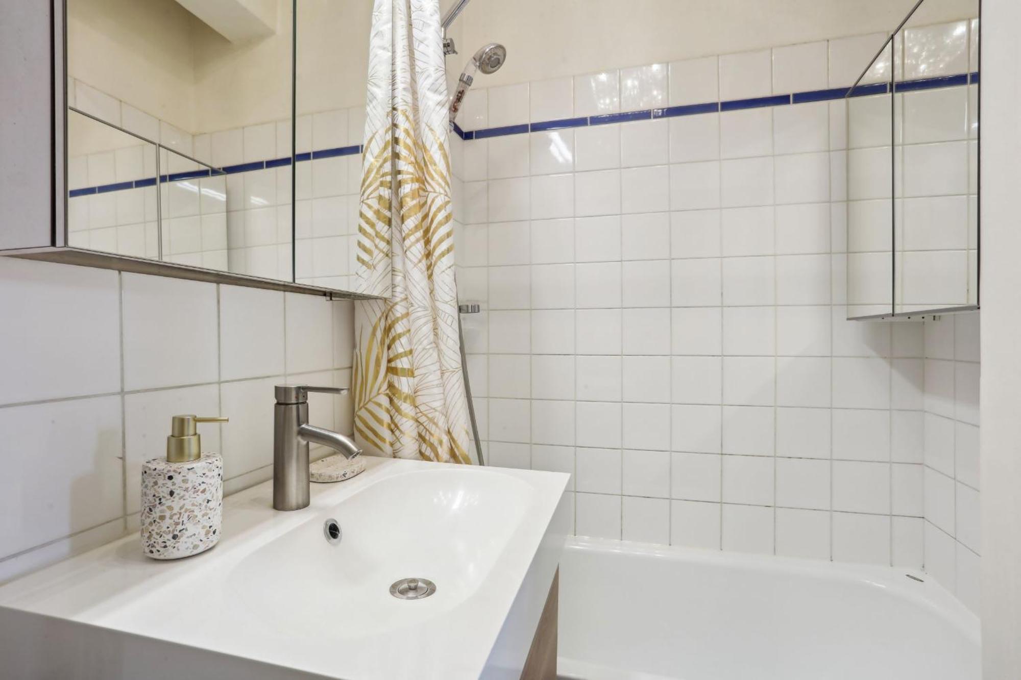 Eiffel Tower & Faubourg - 1Br - Cityapartmentstay Париж Экстерьер фото